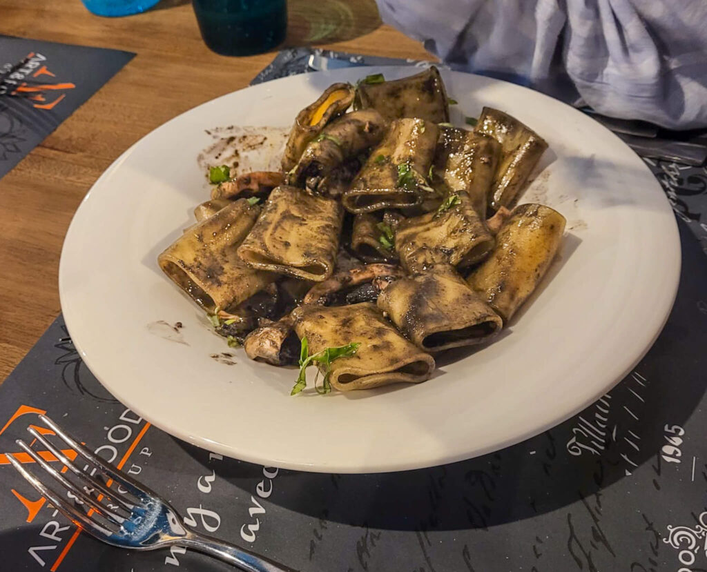 wondering where to eat in venice? This local brewery serves amazing modern versions of classic Venetian dishes